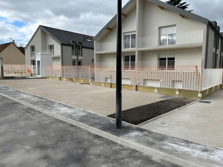 Nous réalisons des clôtures en métal sur mesure.